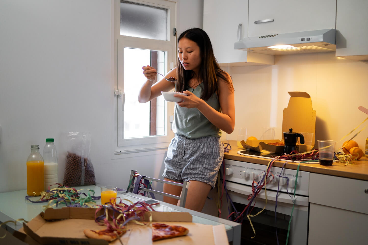 Jovem mulher provando um alimento na cozinha