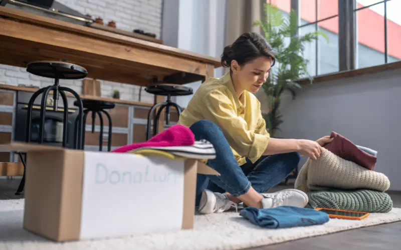 Imagem de mulher jovem organizando objetos para ilustrar artigo sobre organização da casa