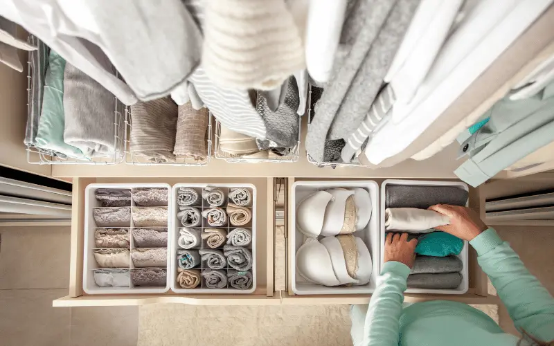 Imagem de guarda roupa bem arrumado para ilustrar artigo sobre como organizar guarda roupa pequeno